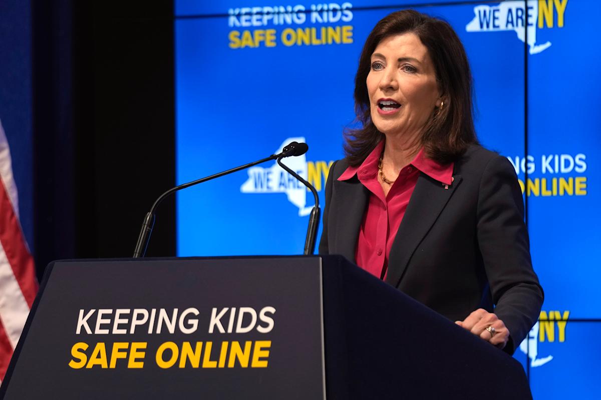 New York Mandates Warning Labels on Social Media Platforms